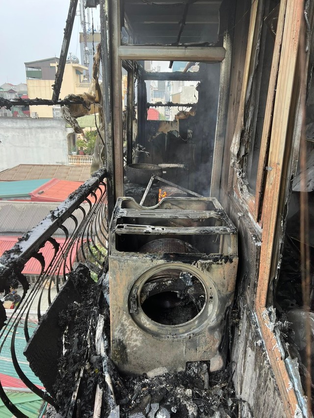 Chiều 29 Tết: Cháy lớn một ngôi nhà trên phố cổ Hà Nội - Ảnh 2.