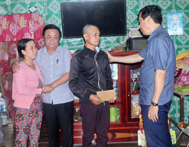 Bộ trưởng Lê Minh Hoan cùng lãnh đạo tỉnh Đồng Tháp thăm hỏi, động viên gia đình bé Hạo Nam  - Ảnh 2.