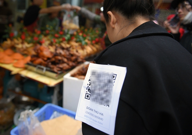 Nhộn nhịp cảnh mua bán gà luộc sẵn, nhân viên phải dán QR code thanh toán lên áo để kịp phục vụ - Ảnh 3.