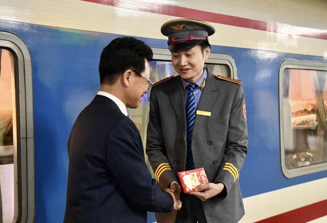Chuyến tàu cuối cùng năm Nhâm Dần rời ga Hà Nội, đưa hành khách về quê đón Tết - Ảnh 12.