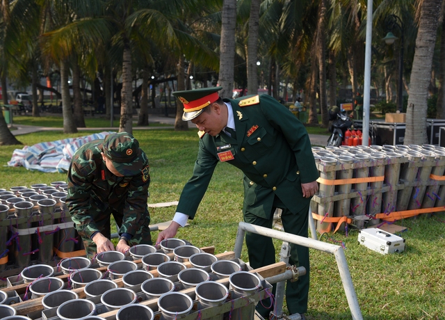 Cận cảnh điểm bắn pháo hoa tầm cao kết hợp tầm thấp tại công viên Thống Nhất - Ảnh 6.