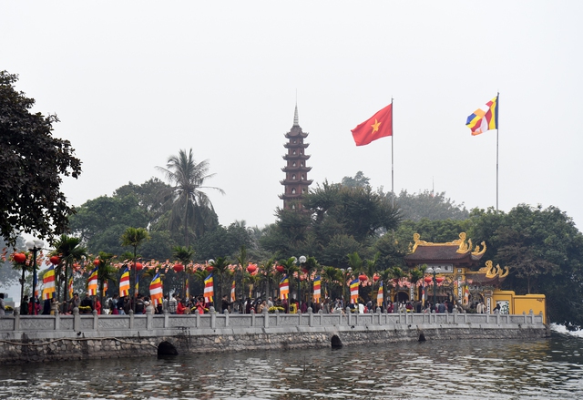 Người dân đổ ra đường du xuân, nhiều địa điểm bắt đầu đông đúc trong ngày đầu tiên của năm Quý Mão - Ảnh 12.