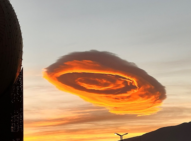 Từng xuất hiện tại Việt Nam trước đây, loại mây kỳ lạ có hình dạng như đĩa bay tiếp tục lộ diện tại Thổ Nhĩ Kì - Ảnh 2.