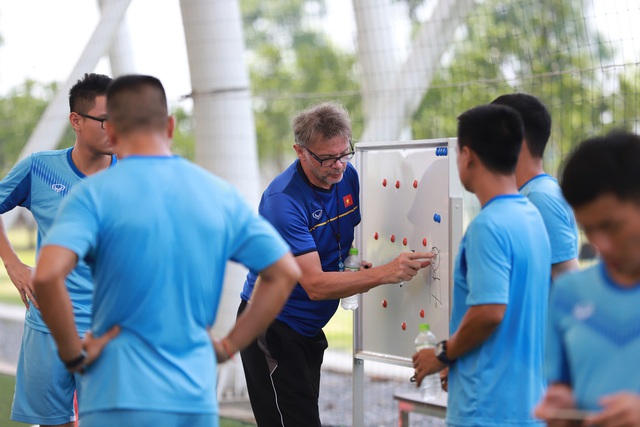 Báo Trung Quốc: HLV Troussier sẽ đem tới nhiều lợi ích cho bóng đá Việt Nam - Ảnh 1.
