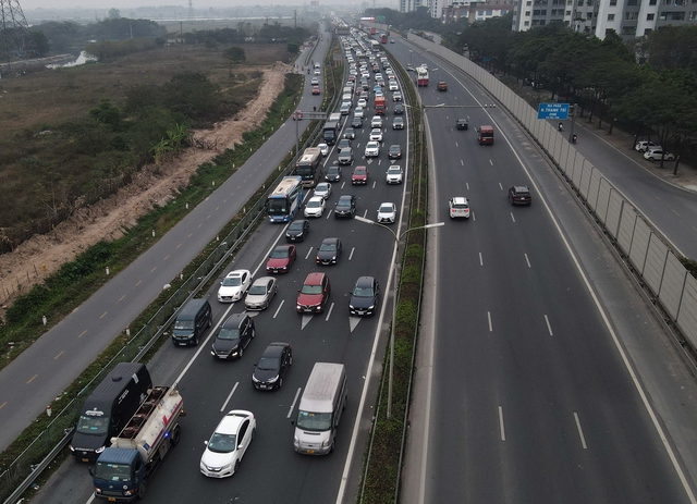 Người dân ùn ùn đổ về Thủ đô, cửa ngõ phía nam thành phố ùn tắc nhiều điểm - Ảnh 13.