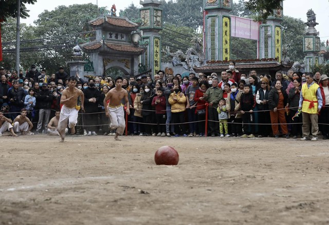 Trai làng Thúy Lĩnh, Hà Nội so tài đọ sức trong lễ hội vật cầu đầu năm - Ảnh 11.