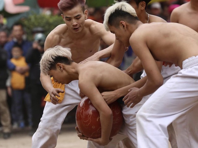 Trai làng Thúy Lĩnh, Hà Nội so tài đọ sức trong lễ hội vật cầu đầu năm - Ảnh 8.