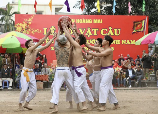 Trai làng Thúy Lĩnh, Hà Nội so tài đọ sức trong lễ hội vật cầu đầu năm - Ảnh 3.