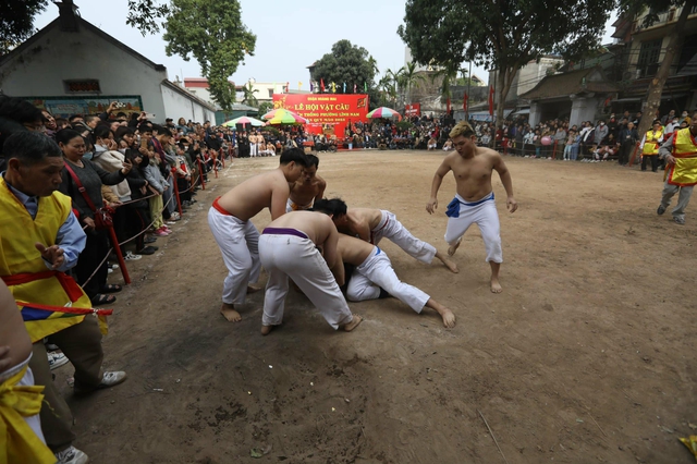 Trai làng Thúy Lĩnh, Hà Nội so tài đọ sức trong lễ hội vật cầu đầu năm - Ảnh 10.