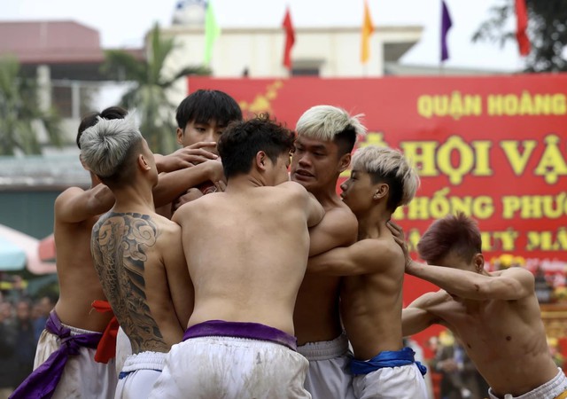 Trai làng Thúy Lĩnh, Hà Nội so tài đọ sức trong lễ hội vật cầu đầu năm - Ảnh 9.