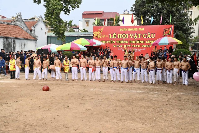 Trai làng Thúy Lĩnh, Hà Nội so tài đọ sức trong lễ hội vật cầu đầu năm - Ảnh 4.