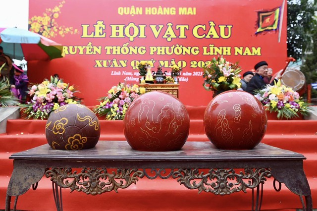 Trai làng Thúy Lĩnh, Hà Nội so tài đọ sức trong lễ hội vật cầu đầu năm - Ảnh 2.