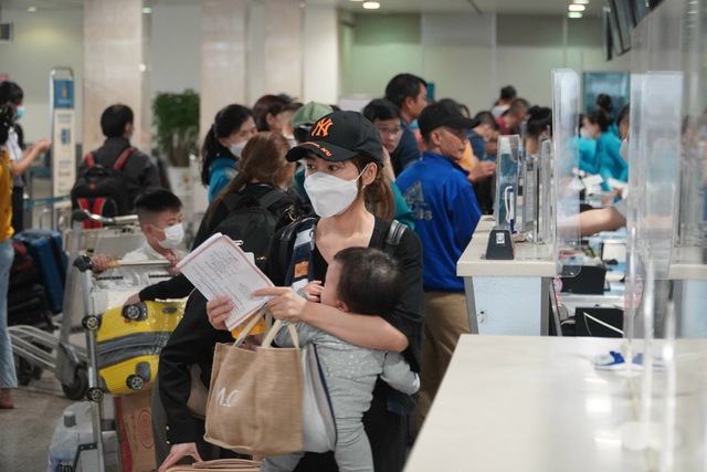 Tân Sơn Nhất tiếp tục 'phá kỷ lục' đón khách đến trong ngày cuối cùng nghỉ Tết  - Ảnh 1.