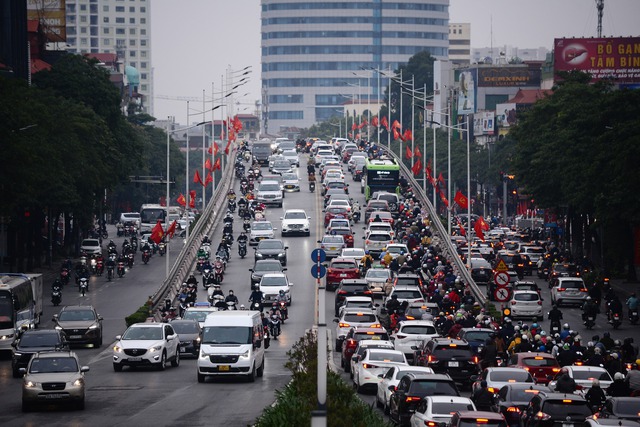 Ảnh: Đường phố Hà Nội kẹt cứng, TP.HCM thông thoáng trong ngày đầu đi làm trở lại sau nghỉ Tết - Ảnh 6.