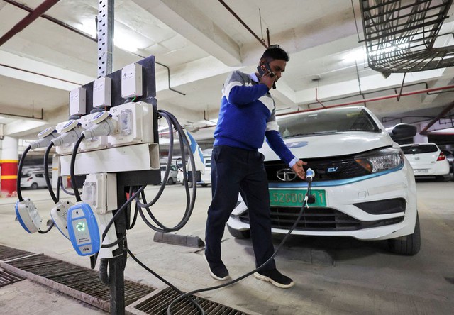 Ấn Độ thích nghi nhanh chóng với xe điện: Đặt ra câu hỏi về nhu cầu nhiên liệu - Ảnh 1.