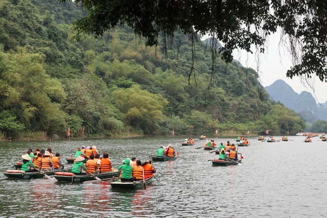 Ninh Bình đón gần 400 nghìn khách du lịch trong dịp Tết Nguyên đán - Ảnh 2.