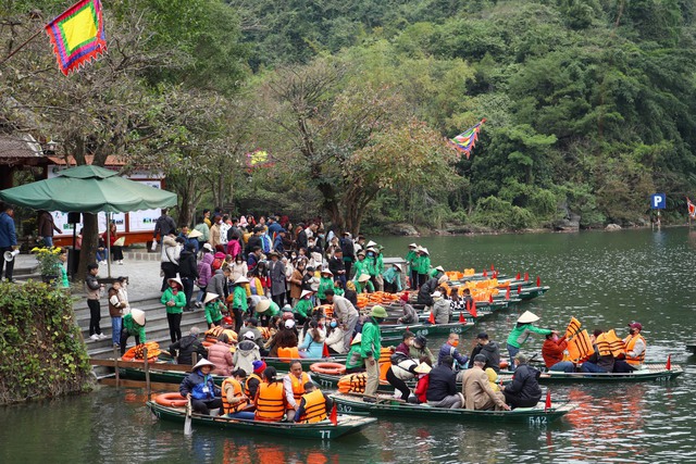 Ninh Bình đón gần 400 nghìn khách du lịch trong dịp Tết Nguyên đán - Ảnh 1.