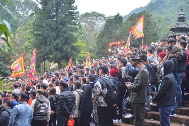 Hàng nghìn người đổ về chùa Hương trong ngày khai hội - Ảnh 14.