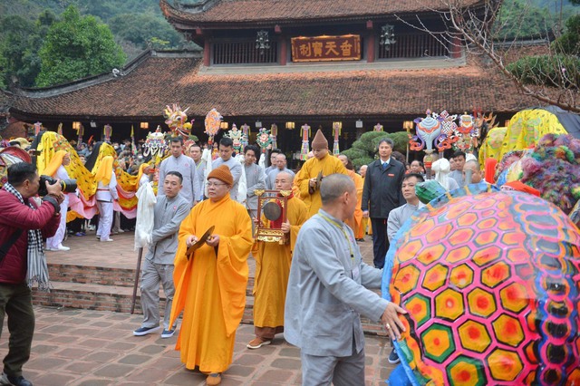 Hàng nghìn người đổ về chùa Hương trong ngày khai hội - Ảnh 4.