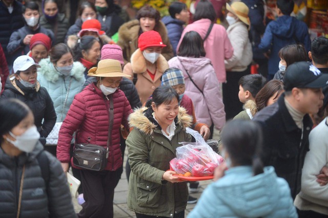 Hàng nghìn người đổ về chùa Hương trong ngày khai hội - Ảnh 13.