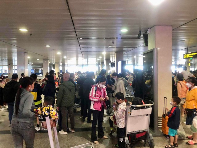 Sân bay Tân Sơn Nhất đông đúc sau Tết, hành khách không còn chờ lâu để về nhà - Ảnh 3.