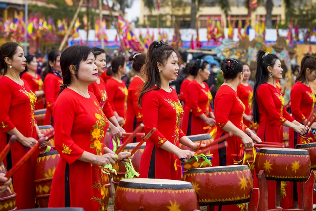 &quot;Lão nông khoác long bào&quot; xuống ruộng đi cày tại lễ Tịch điền - Ảnh 5.