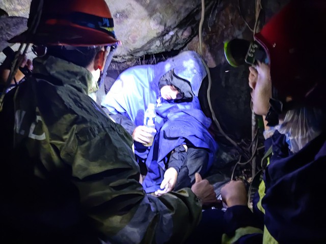 Trắng đêm cứu du khách bị rơi xuống vực sâu khi đi phượt 1 mình trên đèo Hải Vân - Ảnh 2.