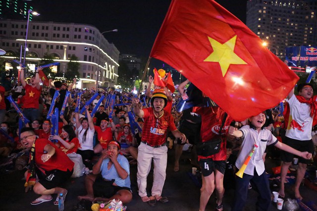 CĐV ở TP.HCM ôm nhau nhảy múa mừng ĐT Việt Nam dẫn trước 2 bàn thắng trong hiệp 1 trước Myanmar - Ảnh 9.