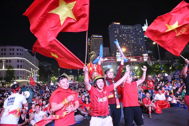 CĐV ở TP.HCM ôm nhau nhảy múa mừng chiến thắng 3-0 của ĐT Việt Nam trước Myanmar - Ảnh 10.