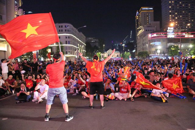 CĐV ở TP.HCM ôm nhau nhảy múa mừng ĐT Việt Nam dẫn trước 2 bàn thắng trong hiệp 1 trước Myanmar - Ảnh 1.