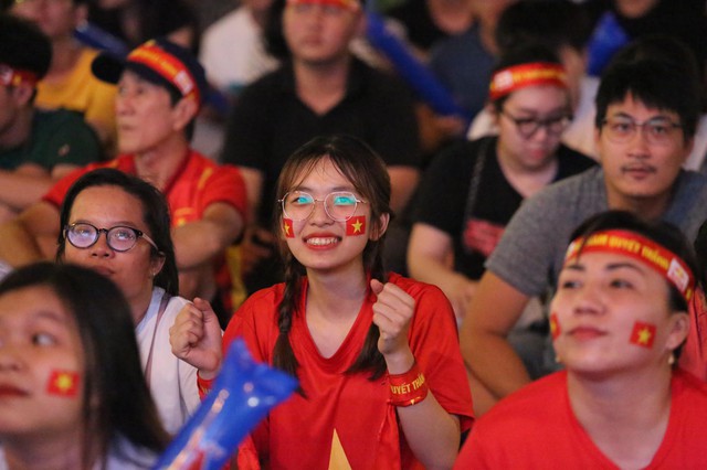 CĐV ở TP.HCM ôm nhau nhảy múa mừng ĐT Việt Nam dẫn trước 2 bàn thắng trong hiệp 1 trước Myanmar - Ảnh 4.