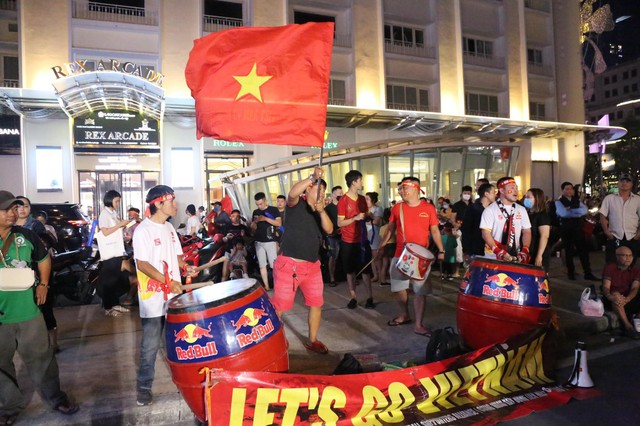CĐV ở TP.HCM ôm nhau nhảy múa mừng ĐT Việt Nam dẫn trước 2 bàn thắng trong hiệp 1 trước Myanmar - Ảnh 2.