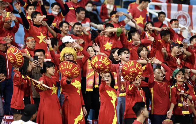 CĐV Việt Nam háo hức lên sân cổ vũ đội tuyển quốc gia trước giờ bóng lăn - Ảnh 4.
