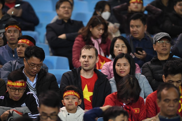 CĐV Việt Nam háo hức lên sân cổ vũ đội tuyển quốc gia trước giờ bóng lăn - Ảnh 6.