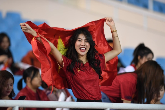 CĐV Việt Nam háo hức lên sân cổ vũ đội tuyển quốc gia trước giờ bóng lăn - Ảnh 3.