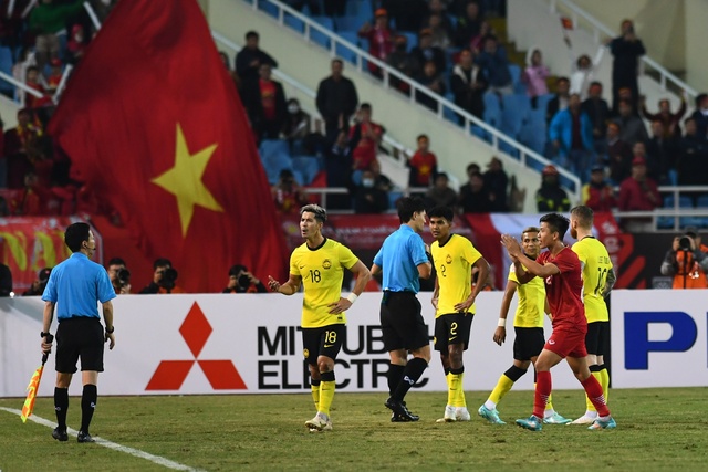 Cầu thủ đá vào mặt Văn Hậu bị phạt 1.000 USD, treo giò 2 trận - Ảnh 1.