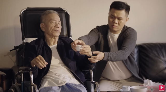 Khoảnh khắc ấm lòng: Bố bị bệnh Parkinson xuýt xoa vì món quà đặc biệt của con trai - Ảnh 1.