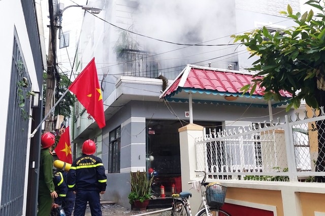 Cháy nhà 4 tầng trong kiệt giữa trung tâm Đà Nẵng - Ảnh 3.