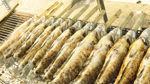 TPHCM: Phố cá lóc tấp nập, nhiều cửa hàng nướng 4.000 con cá để bán ngày vía Thần Tài - Ảnh 7.