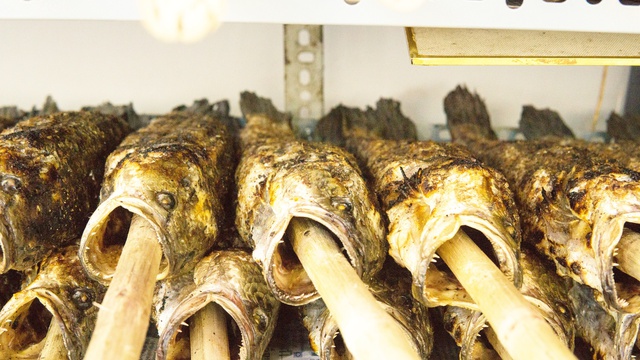 TPHCM: Phố cá lóc tấp nập, nhiều cửa hàng nướng 4.000 con cá để bán ngày vía Thần Tài - Ảnh 8.