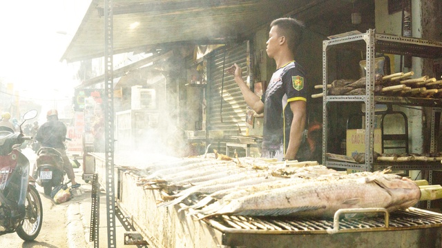 TPHCM: Phố cá lóc tấp nập, nhiều cửa hàng nướng 4.000 con cá để bán ngày vía Thần Tài - Ảnh 2.