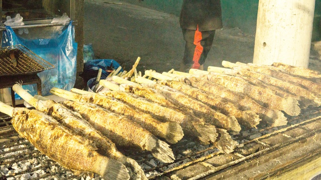 TPHCM: Phố cá lóc tấp nập, nhiều cửa hàng nướng 4.000 con cá để bán ngày vía Thần Tài - Ảnh 6.