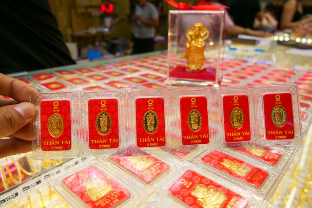 Người dân TP.HCM đổ xô đi mua vàng sớm để tránh cảnh chen lấn ngày Thần Tài  - Ảnh 6.