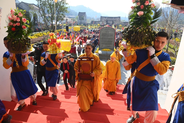 Phật tử và khách du lịch thích thú với cảnh yên bình trong ngày khai hội Yên Tử - Ảnh 5.