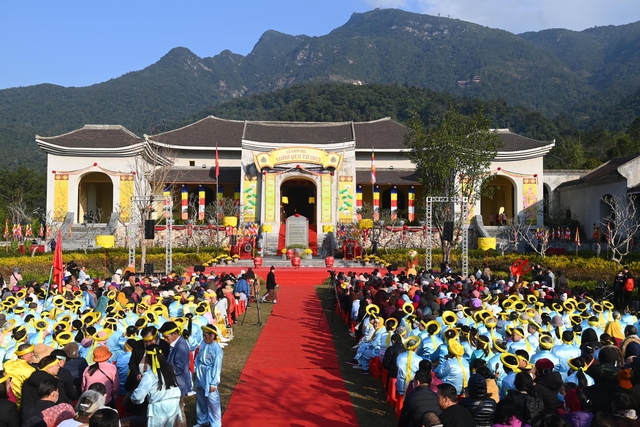 Phật tử và khách du lịch thích thú với cảnh yên bình trong ngày khai hội Yên Tử - Ảnh 4.