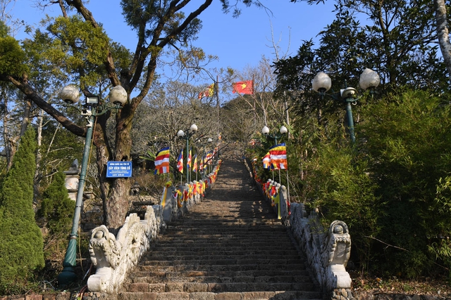 Phật tử và khách du lịch thích thú với cảnh yên bình trong ngày khai hội Yên Tử - Ảnh 8.