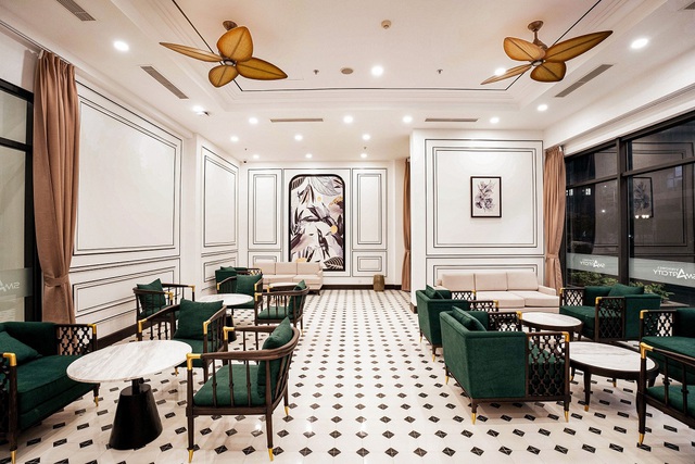 Ảnh thực tế sảnh lounge đón khách tại The Tonkin – với phong cách Indochine đầy tinh tế