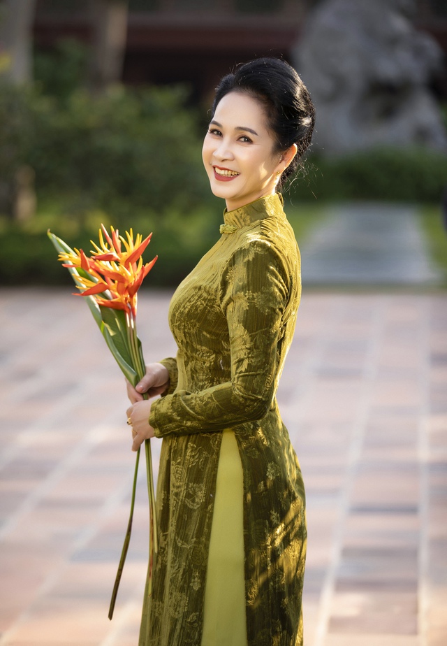 NSND Lan Hương và NSƯT Chiều Xuân nền nã với áo dài của NTK Hà Bùi - Ảnh 1.