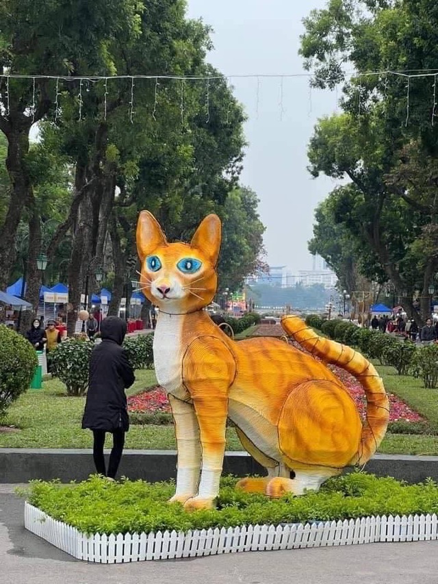 Dàn linh vật mèo mừng Tết Quý Mão 2023 khắp các địa điểm đón Tết tại Việt Nam cùng rủ nhau đọ độ &quot;cute&quot; khiến dân mạng cười xỉu  - Ảnh 1.
