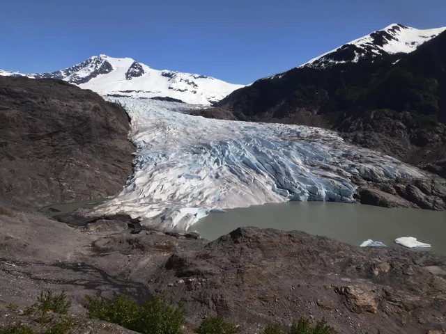 Nghiên cứu: 2/3 sông băng trên thế giới có khả năng sẽ biến mất vào năm 2100 - Ảnh 1.